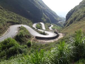 a winding mountain road in the mountains at Binh Minh Hostel in Dồng Văn