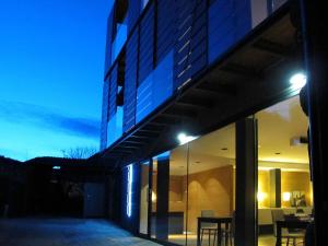 un edificio con luces de noche. en Bonansa Country Hotel, en Bonansa
