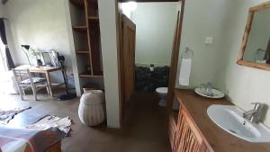 Koupelna v ubytování Gately Inn Entebbe