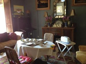 een woonkamer met een tafel en een laptop. bij Olmitos 3, Casa-Palacio Real Piedad in Cehegín