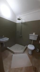 Koupelna v ubytování Gately Inn Entebbe