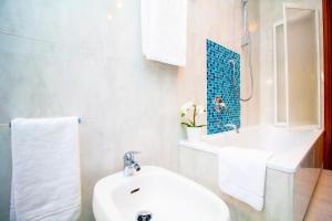 A bathroom at InnPisaRentals 2- Pisa Books & Tower Apartment