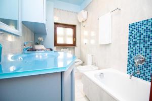 A bathroom at InnPisaRentals 2- Pisa Books & Tower Apartment