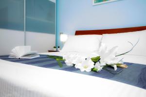 A bed or beds in a room at InnPisaRentals 2- Pisa Books & Tower Apartment