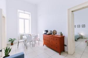 a living room with a table and chairs and a dresser at Pangea e Panthálassa B&B in Lecce