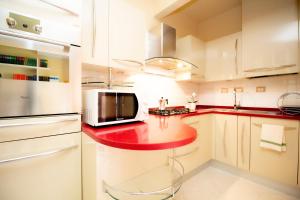A kitchen or kitchenette at InnPisaRentals 2- Pisa Books & Tower Apartment