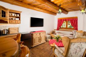 Televízia a/alebo spoločenská miestnosť v ubytovaní Apartmány Kubínska hoľa - ZRUB + 6 fotografií