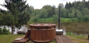 Výhled na řeku, která protéká v blízkosti kempu