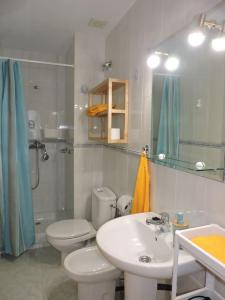 La salle de bains est pourvue d'un lavabo, de toilettes et d'un miroir. dans l'établissement Carrer Sant Pere Pescador 20, à Blanes