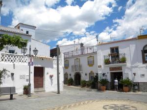 un grupo de edificios blancos en una calle en Moclinejo House, en Málaga