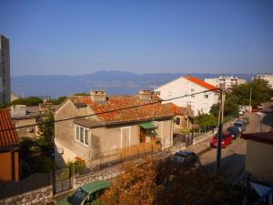 een uitzicht op een straat met huizen en auto's bij Amalia Belvedere in Rijeka
