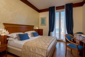 Postel nebo postele na pokoji v ubytování Hotel Bellevue