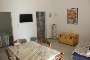 Televízia a/alebo spoločenská miestnosť v ubytovaní LA FINESTRA SUL MARE