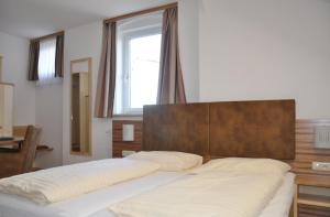 Łóżko lub łóżka w pokoju w obiekcie Hotel Almtalerhof