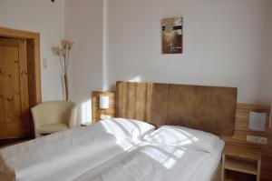 Łóżko lub łóżka w pokoju w obiekcie Hotel Almtalerhof