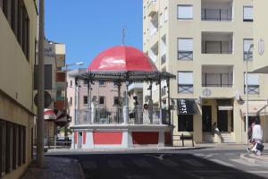 un cenador con techo rojo en una calle de la ciudad en Eurosun Hotels Loulé, en Loulé