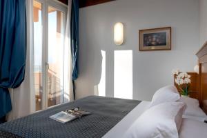 Postel nebo postele na pokoji v ubytování Hotel Bellevue