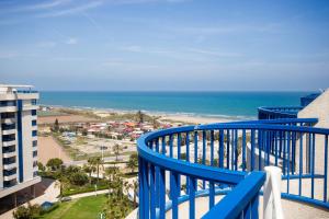 einen blauen Balkon mit Blick auf den Strand in der Unterkunft Style Apartment Patacona Beach in Valencia