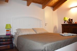 ein Schlafzimmer mit einem Bett mit zwei Lampen und einer Kommode in der Unterkunft Al Libro Letto in Viterbo