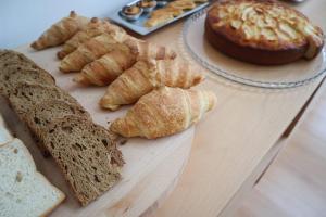 uma mesa com po, croissants e uma tarte em Alojamento Santa Clara em Manteigas mais 27 fotografias