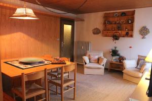 een woonkamer met een tafel en stoelen bij Ortisei - Nel cuore delle Dolomiti in Ortisei
