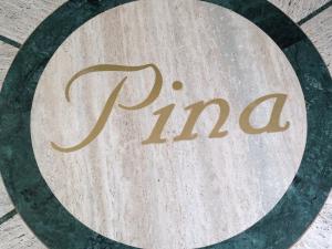 Hotel Pina Ristorante في إيسولا دل غران ساسو ديتاليا: لافته مكتوب عليها كلمة طارق