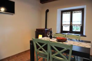 eine Küche mit einem Tisch mit Stühlen und einer Obstschale darauf in der Unterkunft Apartmaji Kumar in Šmartno