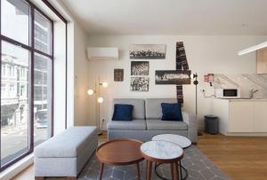 - un salon avec un canapé et une table dans l'établissement Contemporary Flat near São Bento by LovelyStay, à Porto