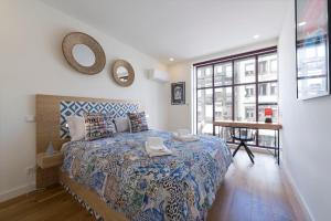 - une chambre avec un lit, un bureau et une fenêtre dans l'établissement Contemporary Flat near São Bento by LovelyStay, à Porto