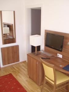Telewizja i/lub zestaw kina domowego w obiekcie Hotel Almtalerhof