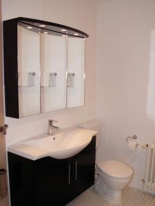 a bathroom with a sink and a toilet at Sylt in Leck
