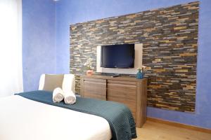 A television and/or entertainment centre at The Blue Strawberry House in San Giovanni Roma