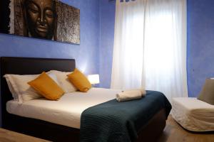 A bed or beds in a room at The Blue Strawberry House in San Giovanni Roma
