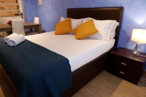 A bed or beds in a room at The Blue Strawberry House in San Giovanni Roma