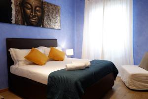 A bed or beds in a room at The Blue Strawberry House in San Giovanni Roma