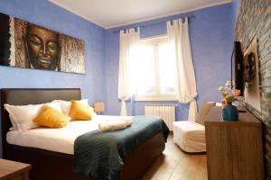 ローマにあるThe Blue Strawberry House in San Giovanni Romaのベッドルーム1室(壁に絵画が描かれたベッド1台付)