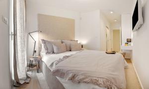 Posteľ alebo postele v izbe v ubytovaní The Pleasurist - apartment with PRIVATE heated pool and terrace + 30 fotografií
