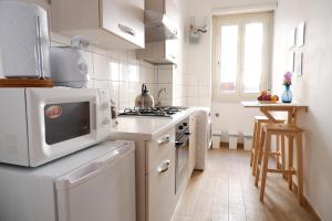 A kitchen or kitchenette at The Blue Strawberry House in San Giovanni Roma Még 16 kép