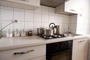 A kitchen or kitchenette at The Blue Strawberry House in San Giovanni Roma