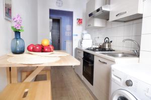 A kitchen or kitchenette at The Blue Strawberry House in San Giovanni Roma