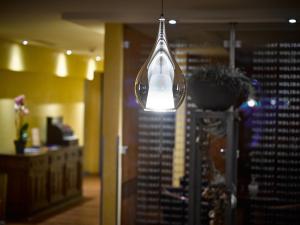 una luz colgando del techo en un restaurante en Hotel Holiday Thun, en Thun