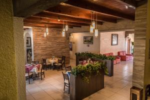 a restaurant with tables and chairs in a room at Hotel Del Angel in Apizaco