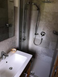 Koupelna v ubytování Garni Martlhof