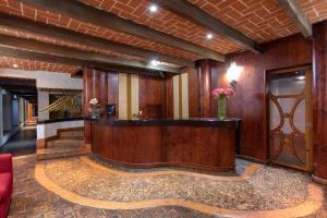 a lobby with a reception desk in a building at Plaza Magnolias Suites in San Cristóbal de Las Casas