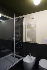 シラクーサにあるAvolio Tailored Roomsのバスルーム(シャワー、トイレ、シンク付)