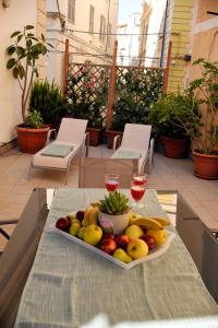een dienblad met fruit op een tafel op een patio bij GIARDINO IN CITTA; CENTRALISSIMO in Sanremo