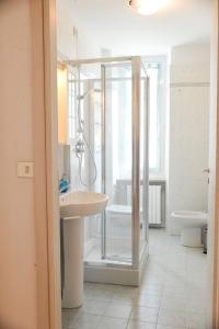 een badkamer met douche en wastafel bij GIARDINO IN CITTA; CENTRALISSIMO in Sanremo +73 foto's