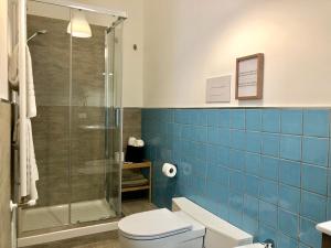 モンデッロにあるMondello Beach - Rooms By The Seaの青いタイルのバスルーム(シャワー、トイレ付) +37枚の写真