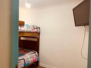 Dormitorio pequeño con litera en una habitación en Grato Departamento frente a la playa, con Jacuzzi en Arica