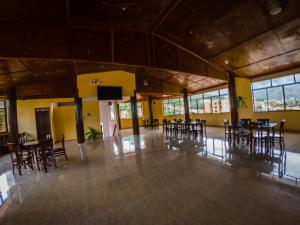 Cette chambre dispose de tables, de chaises et d'une télévision à écran plat. dans l'établissement Gran Hotel Panorama, à Quillabamba